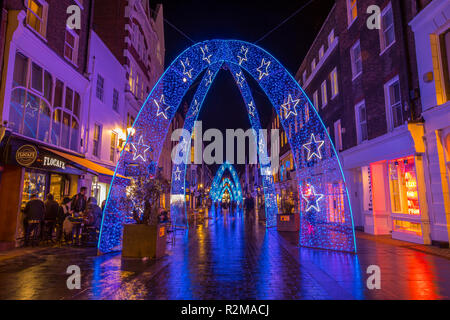 London, Regno Unito - 19 Novembre 2018: una vista della festa di Natale luci su South Molton Street nel centro di Londra. Foto Stock