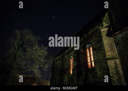 Germania, Meclenburgo-Pomerania Occidentale, Bobitz, villaggio chiesa, notte, stelle Foto Stock