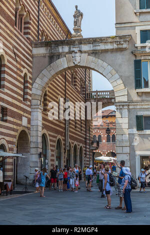 I turisti di fronte all'Arco Arco della Costa, il Palazzo del Mercato Vecchio, Palazzo della Ragione, Piazza dei Signori, Verona, Veneto, Italia, Europa Foto Stock