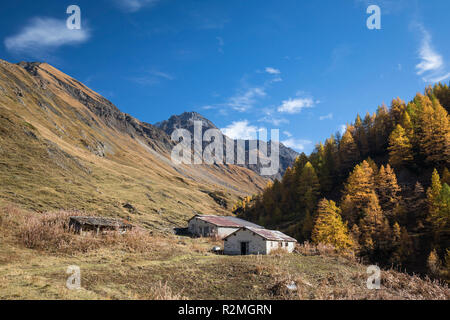 Rifugi alpini a Mont de la Saxe, Val Ferret, vicino a Courmayeur Aosta, Valle d'Aosta, Italia Foto Stock