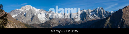 Vista su Courmayeur sul massiccio del Monte Bianco, a sinistra: Mont Blanc (4810m), a destra: Grandes Jorasses (4208m), Courmayeur, provincia di Aosta, Valle d'Aosta Foto Stock