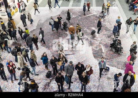 Venti metri ritratto di suffragette Burkitt Hilda a New Street Birmingham stazione ferroviaria concourse.opera dell artista Helen Marshall denominata faccia di su Foto Stock