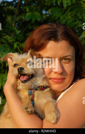 Giovane donna con il suo cane Foto Stock