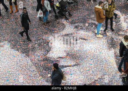 Venti metri ritratto di suffragette Burkitt Hilda a New Street Birmingham stazione ferroviaria concourse.opera dell artista Helen Marshall denominata faccia di su Foto Stock