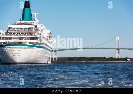 Newport Bridge e nave da crociera "Albatros" al largo di Newport NEGLI STATI UNITI Foto Stock