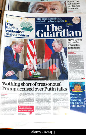 "Niente di meno di tradimento" (Donald) "Trump accusato per (Vladimir) Putin parla del giornale Guardian headline a Londra Inghilterra Regno Unito 17 luglio 2018 Foto Stock