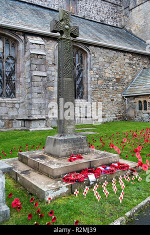 Papaveri presso il monumento ai caduti durante le Guerre Mondiali nei motivi del Cartmel Priory Cartmel Cumbria Inghilterra England Regno Unito Regno Unito Foto Stock