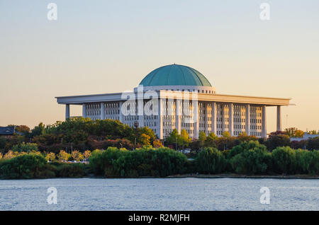 La Corea Assemblea Nazionale di procedere Hall è la casa della Corea Addembly Nazionale, il governo della Corea del sud si vede qui dal fiume Han Foto Stock