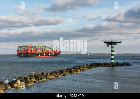 ROTTERDAM, Paesi Bassi - 28 febbraio 2016: l'ultra ampio contenitore nave Sajir di UASC arriva al Maasvlakte, porto di Rotterdam in febbraio Foto Stock