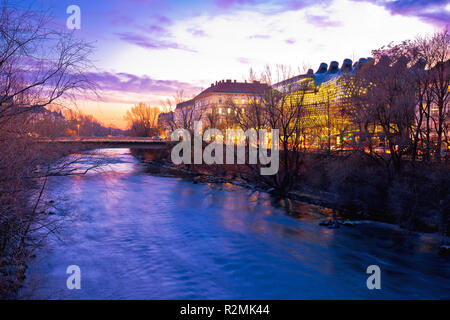 Il fiume Mur waterfront in Graz vista serale, Stiria regione dell'Austria Foto Stock