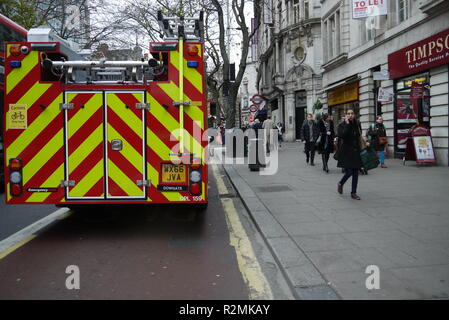 Londra camion dei pompieri con marcature di emergenza, parcheggiata in una strada vicino a Holborn giunsero a indagare l'odore di fumo nel tubo. Foto Stock