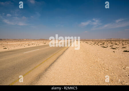 Remote strada diritta nel Al Wusta governatorato di Oman Foto Stock