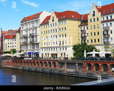 Edifici dal fiume Sprea nel pittoresco e bellissima zona della Nikolaikirche a Berlino Germania Foto Stock