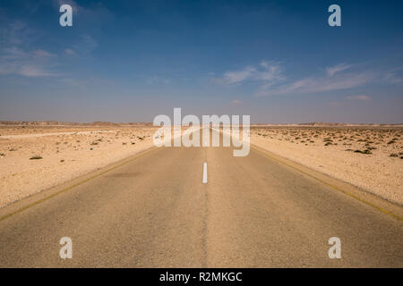 Remote strada diritta nel Al Wusta governatorato di Oman Foto Stock