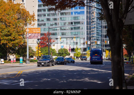 Guardando a nord lungo il Crystal Drive in Crystal City, Arlington, Virginia, Stati Uniti Foto Stock