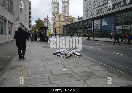 Business Innovation Centre di Londra, le strade al di fuori disseminato di cartelli e manifesti di protesta, la protesta degli studenti del 2015 a Westminster. Foto Stock