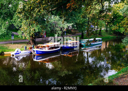 Riga canal, le imbarcazioni da diporto in Bastion Hill Park, Bastejkalns, nella città di Canal area del centro di Riga. Riga, Lettonia, Paesi baltici, Europa. Foto Stock