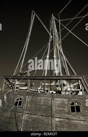 Dettagli di una nave portoghese dal momento della scoperta vedendo rigging, piloni, finestra e piccolo cannone di poppa Foto Stock