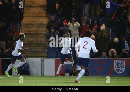 Willock Giuseppe d'Inghilterra celebra il suo punteggio sideÕs primo obiettivo durante la International amichevole tra Inghilterra U20 e Germania U20 a JobServe Comunità Stadium il 19 novembre 2018 a Colchester, Inghilterra. (Foto di Paolo Chesterton/phcimages.com) Foto Stock