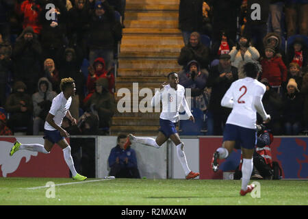 Willock Giuseppe d'Inghilterra celebra il suo punteggio sideÕs primo obiettivo durante la International amichevole tra Inghilterra U20 e Germania U20 a JobServe Comunità Stadium il 19 novembre 2018 a Colchester, Inghilterra. (Foto di Paolo Chesterton/phcimages.com) Foto Stock