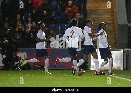 Willock Giuseppe d'Inghilterra celebra il suo punteggio sideÕs primo obiettivo durante la International amichevole tra Inghilterra U20 e Germania U20 a JobServe Comunità Stadium il 19 novembre 2018 a Colchester, Inghilterra. (Foto di Paolo Chesterton/phcimages.com) Foto Stock