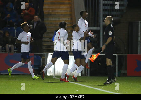 Willock Giuseppe d'Inghilterra celebra il suo punteggio sideÕs primo obiettivo durante la International amichevole tra Inghilterra U20 e Germania U20 a JobServe Comunità Stadium il 19 novembre 2018 a Colchester, Inghilterra. (Foto di Paolo Chesterton/phcimages.com) Foto Stock