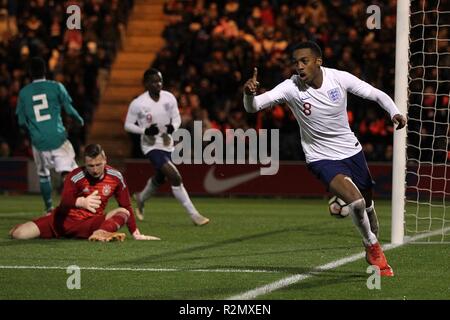 Willock Giuseppe d'Inghilterra celebra dopo scoring per renderlo 1-0 durante la International amichevole tra Inghilterra U20 e Germania U20 a JobServe Comunità Stadium il 19 novembre 2018 a Colchester, Inghilterra. (Foto di Matt Bradshaw/phcimages.com) Foto Stock