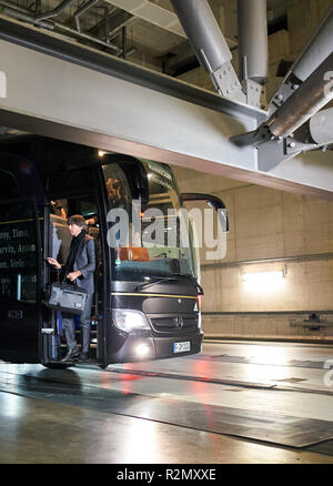 Gelsenkirchen (Germania). Xix Nov, 2018. DFB headcoach Joachim Jogi LOEW, LÖW, all arrivo alla Veltins Arena GERMANIA - PAESI BASSI Importante: DFB regolamenti vietano qualsiasi uso di fotografie come sequenze di immagini e/o quasi-video. Nazioni Football League, stagione 2018/2019, Gelsenkirchen, Germania, 19 novembre 2018. DFB, © Peter Schatz / Alamy Live News Foto Stock