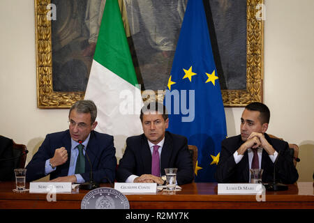 Il presidente del Consiglio, Giuseppe Conte, presso gli uffici della Prefettura ha firmato un "memorandum d'Intesa per un intervento urgente in terra di incendi". Il documento è stato firmato anche dal Ministro dell'ambiente, Sergio Costa, il Ministro del lavoro e lo sviluppo economico, Luigi Di Maio, il ministro degli Interni, Matteo Salvini, il Ministro della giustizia, Alfonso Bonafede, il ministro della Difesa, Elisabetta Trenta, dal Ministro per il sud, Barbara Lezzi, dal Sottosegretario al Ministero della Salute, Armando Bartolazzi, dal Presidente della Regione Campania, V Foto Stock