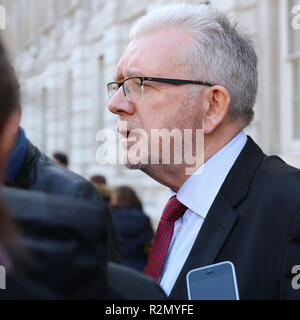 Londra, Regno Unito. Il 19 Novembre, 2018. Mike Russel MSP, Scottish Brexit Segretario, parlando con la stampa e rispondendo alle domande al di fuori del Cabinet Office, White Hall di Londra. Credito: Joe Kuis / Alamy Live News Foto Stock