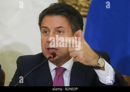 Caserta, Campania, Italia. Xix Nov, 2018. prefettura di Caserta ha firmato il memorandum di intesa sulla terra di incendi in foto il presidente del consiglio Giuseppe Conte Credito: Antonio Balasco/Alamy Live News Foto Stock