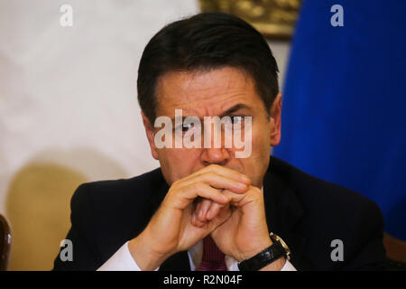 Caserta, Campania, Italia. Xix Nov, 2018. prefettura di Caserta ha firmato il memorandum di intesa sulla terra di incendi in immagini Credito: Antonio Balasco/Alamy Live News Foto Stock