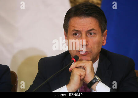 Caserta, Campania, Italia. Xix Nov, 2018. prefettura di Caserta ha firmato il memorandum di intesa sulla terra di incendi in foto il presidente del consiglio Giuseppe Conte Credito: Antonio Balasco/Alamy Live News Foto Stock