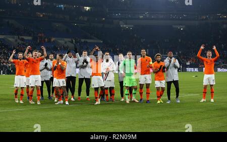 Gelsenkirchen, Deutschland. Xix Nov, 2018. firo: 19.11.2018, calcio, Landerspiel, squadra nazionale, stagione 2018/2019, UEFA lega delle nazioni, GER, Germania - NED, Paesi Bassi, Olanda, 2: 2 finale di giubilo, giubilo, tubicini, chiama, più di 5 cinque giocatori, NED Memphis Depay, NED Luuk de Jong, NED Virgilio van Dijk, NED Matthijs de Ligt, NED Daley cieco | Utilizzo di credito in tutto il mondo: dpa/Alamy Live News Foto Stock