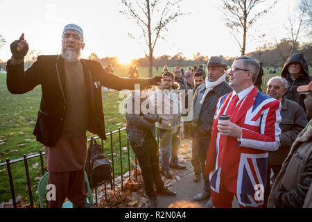 Londra, Regno Unito. 18 Novembre, 2018. La predicazione e dibattiti a Speakers' Corner, il parlare in pubblico angolo nord-est di Hyde Park. Credito: Guy Corbishley/Alamy Live News Foto Stock