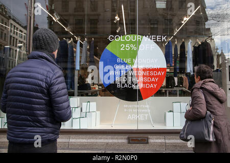 Gli amanti dello shopping sono visto presso il London Regents Street come i negozi si prepara per il Venerdì nero evento con enormi risparmi. Venerdì nero è un evento di shopping che ha originato da noi dove i dettaglianti di ridurre i prezzi il giorno dopo la festa del Ringraziamento. Foto Stock