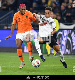 Gelsenkirchen. Xix Nov, 2018. Ryan Babel (L) dei Paesi Bassi compete con Thilo Kehrer della Germania durante il campionato un gruppo 1 match delle Nazioni UEFA League tra Germania e Paesi Bassi alla Veltins Arena di Gelsenkirchen, in Germania il 9 novembre 19, 2018. La partita si è conclusa con un pareggio per 2-2. Credito: Ulrich Hufnagel/Xinhua/Alamy Live News Foto Stock