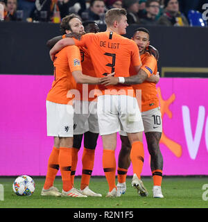 Gelsenkirchen. Xix Nov, 2018. I giocatori dei Paesi Bassi celebrare dopo la Classifica di Gruppo 1 match delle Nazioni UEFA League tra Germania e Paesi Bassi alla Veltins Arena di Gelsenkirchen, in Germania il 9 novembre 19, 2018. La partita si è conclusa con un pareggio per 2-2. Credito: Ulrich Hufnagel/Xinhua/Alamy Live News Foto Stock