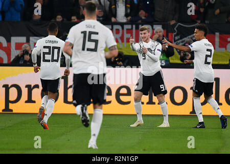 Gelsenkirchen. Xix Nov, 2018. Timo Werner (2R) di Germania celebra con i suoi compagni di squadra dopo il punteggio durante il campionato un gruppo 1 match delle Nazioni UEFA League tra Germania e Paesi Bassi alla Veltins Arena di Gelsenkirchen, in Germania il 9 novembre 19, 2018. La partita si è conclusa con un pareggio per 2-2. Credito: Ulrich Hufnagel/Xinhua/Alamy Live News Foto Stock