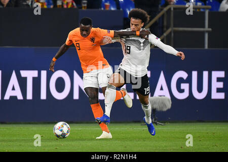 Gelsenkirchen. Xix Nov, 2018. Leroy sane (R) di Germania compete con Quincy Promes dei Paesi Bassi durante il campionato un gruppo 1 match delle Nazioni UEFA League tra Germania e Paesi Bassi alla Veltins Arena di Gelsenkirchen, in Germania il 9 novembre 19, 2018. La partita si è conclusa con un pareggio per 2-2. Credito: Ulrich Hufnagel/Xinhua/Alamy Live News Foto Stock