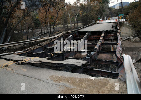 Agoura Hills, CA. Xix Nov, 2018. Woolsey Fire postumi, guardando ad ovest a Mulholland Highway Bridge crossing over Triunfo Creek il 19 novembre 2018 in Agoura Hills CA. Credito: Cra Sh/spazio di immagine/media/punzone Alamy Live News Foto Stock