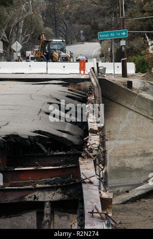 Agoura Hills, CA. Xix Nov, 2018. Woolsey Fire postumi, guardando ad ovest a Mulholland Highway Bridge crossing over Triunfo Creek il 19 novembre 2018 in Agoura Hills CA. Credito: Cra Sh/spazio di immagine/media/punzone Alamy Live News Foto Stock