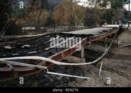 Agoura Hills, CA. Xix Nov, 2018. Woolsey Fire postumi, guardando ad ovest a Mulholland Highway Bridge crossing over Triunfo Creek il 19 novembre 2018 in Agoura Hills CA. Credito: Cra Sh/spazio di immagine/media/punzone Alamy Live News Foto Stock