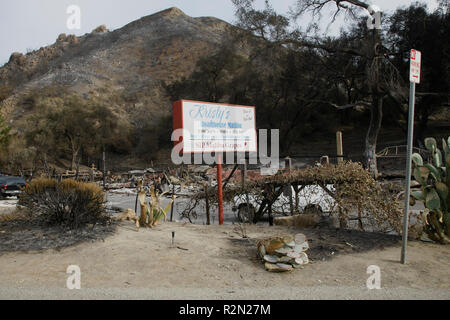 Agoura Hills, CA. Xix Nov, 2018. Kristy's Roadhouse Malibu all angolo della strada Kanan e Sierra Creek Road la Woolsey Fire dopo il 19 novembre 2018 in Agoura Hills CA. Credito: Cra Sh/spazio di immagine/media/punzone Alamy Live News Foto Stock