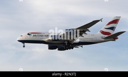 Richmond, British Columbia, Canada. 28 Agosto, 2018. Un British Airways Airbus A380-800 (G-XLED) wide-body jetliner airborne sul breve avvicinamento finale per l'atterraggio. Credito: Bayne Stanley/ZUMA filo/Alamy Live News Foto Stock