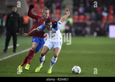 Praga, Repubblica Ceca. Xix Nov, 2018. L-R MATEJ VYDRA (CZE) e David HANCKO (SVK) in azione durante la UEFA lega delle nazioni, gruppo B1, match Repubblica Ceca vs Slovacchia, a Praga, nella Repubblica ceca il 19 novembre 2018. Credito: Michal Kamaryt/CTK foto/Alamy Live News Foto Stock