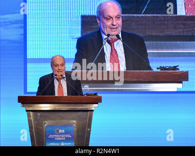 Buenos Aires, Argentina. Xix Nov, 2018. Hernan Lombardi, testa di Argentina del sistema federale di media e contenuti pubblici, indirizzi alla cerimonia di apertura del 2018 China-Latin America e Caraibi Media Forum in Buenos Aires, Argentina, nov. 19, 2018. Il forum ha dato dei calci a fuori qui il lunedì per promuovere la cooperazione bilaterale nel settore. Credito: Xin Yuewei/Xinhua/Alamy Live News Foto Stock