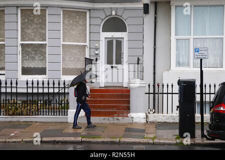 Hastings, East Sussex, Regno Unito. 20 Nov, 2018. Regno Unito Meteo: un miserabile umida e piovosa mattinata nella città di Hastings con solo un paio di persone sfidando il meteo orribile. © Paul Lawrenson 2018, Photo credit: Paolo Lawrenson / Alamy Live News Foto Stock