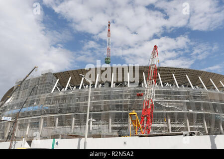 Tokyo, Giappone. Xx Nov, 2018. Le gru sono visti presso il Nuovo Stadio Nazionale in costruzione a Tokyo di Shinjuku. Sarà la sede per la cerimonia di apertura e il stadio principale durante il Tokyo 2020 Giochi Olimpici e Paraolimpici. Credito: Rodrigo Reyes Marin/ZUMA filo/Alamy Live News Foto Stock