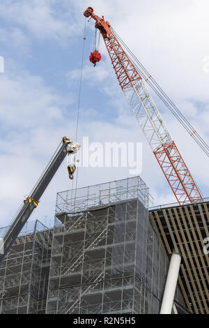 Tokyo, Giappone. Xx Nov, 2018. Le gru sono visti presso il Nuovo Stadio Nazionale in costruzione a Tokyo di Shinjuku. Sarà la sede per la cerimonia di apertura e il stadio principale durante il Tokyo 2020 Giochi Olimpici e Paraolimpici. Credito: Rodrigo Reyes Marin/ZUMA filo/Alamy Live News Foto Stock